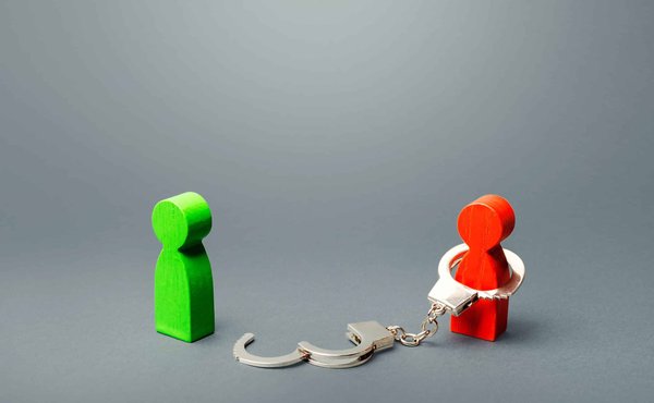 Quelles astuces pour écrire une pièce radiophonique captivante?